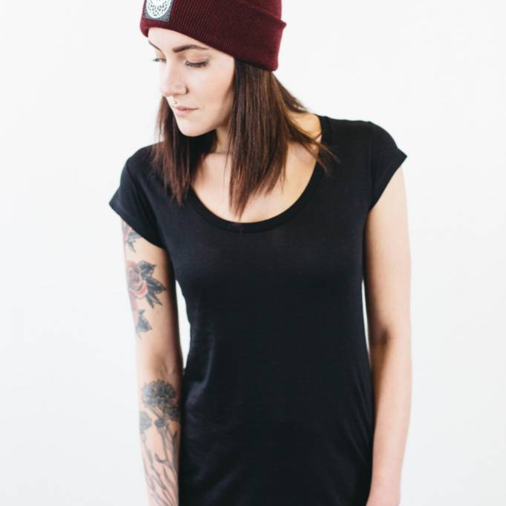 Tencel T-Shirt schwarz, mit tailliertem Schnitt und kurzen Ärmeln