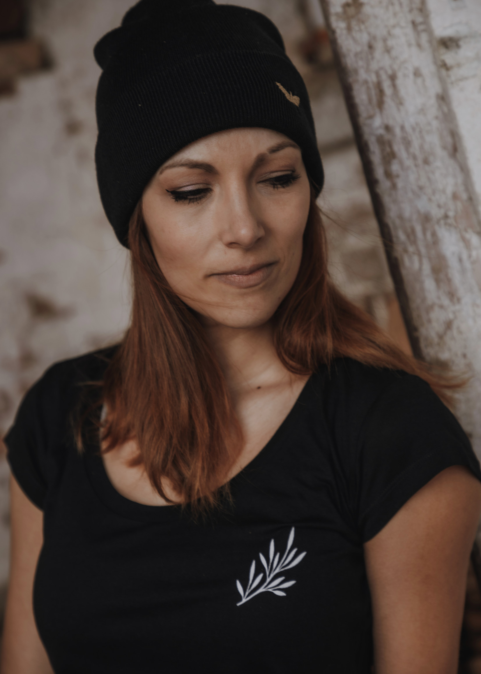 Motte Beanie black /golden moth