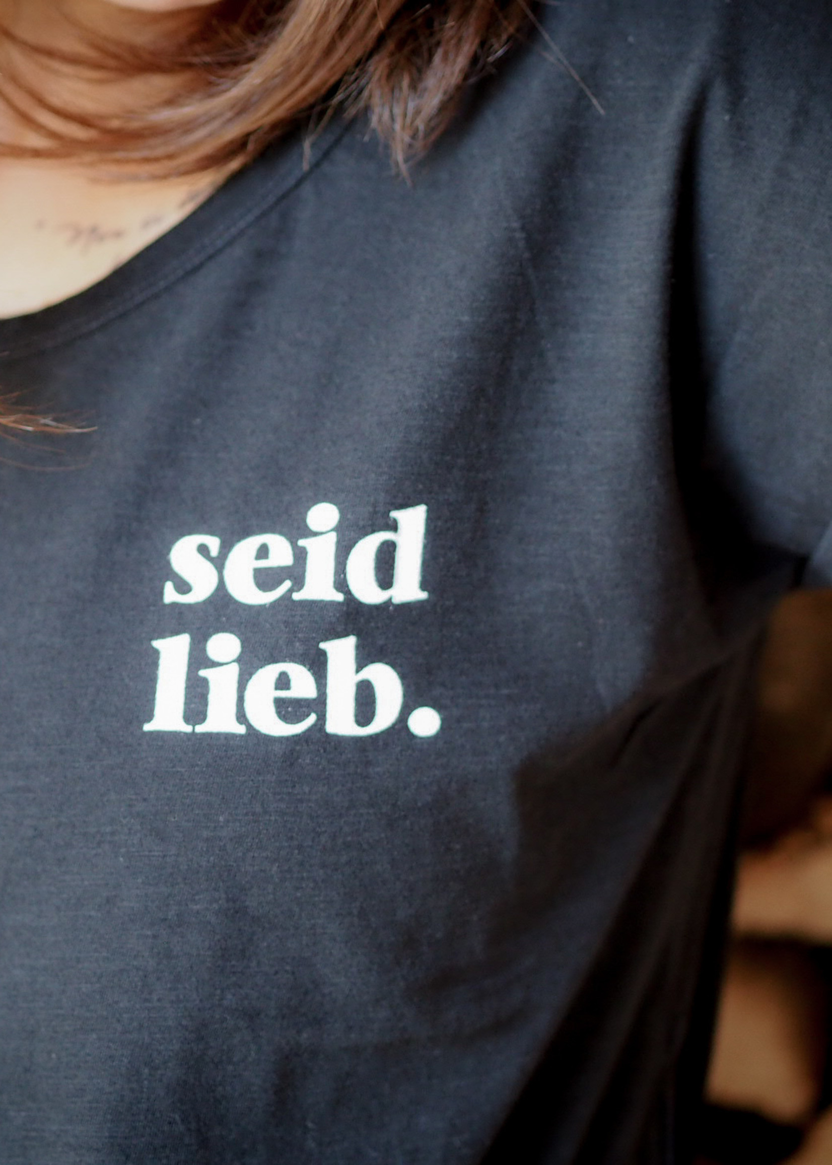 seid lieb.  Cooperationshirt -waisted, loose T-Shirt-black