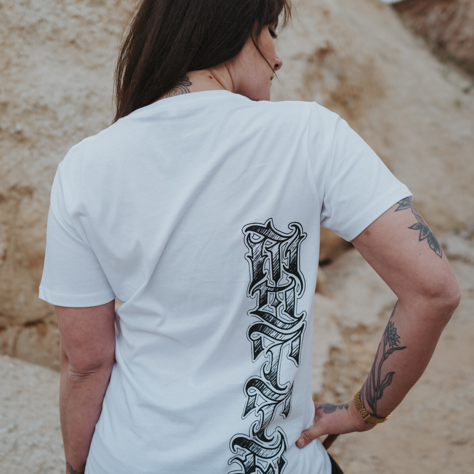 Motte Back Lettering Shirt in white