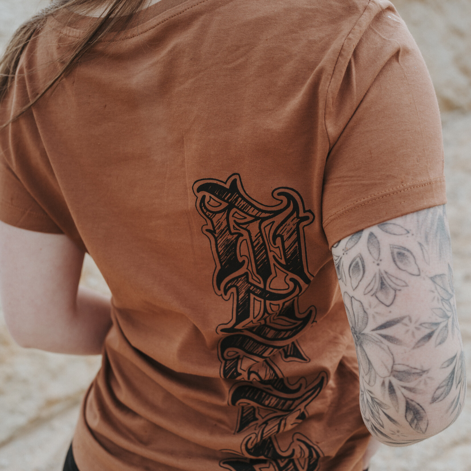 Motte Back Lettering Shirt-waisted brown