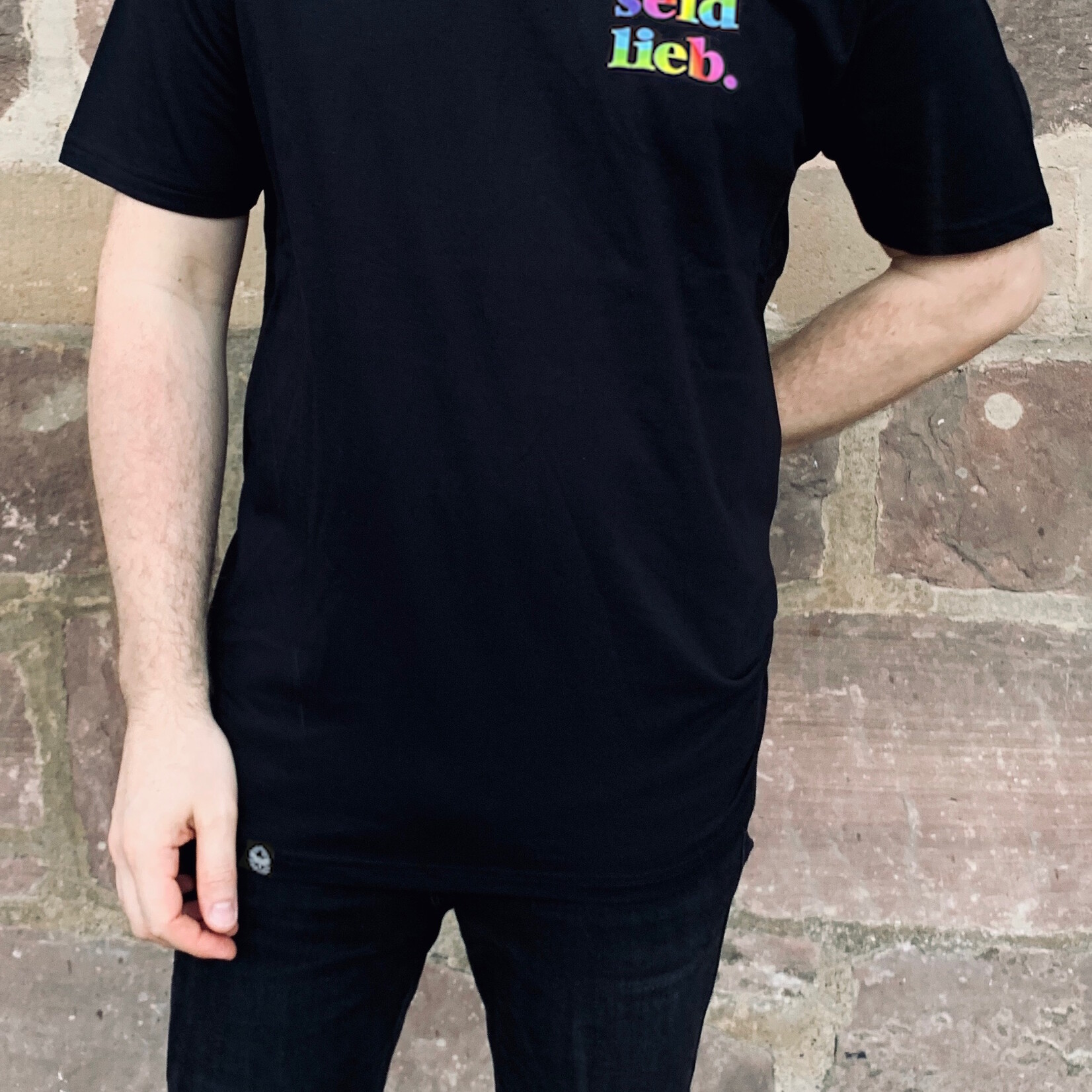 seid lieb. Shirt -gerader Schnitt, schwarz mit regenbogen auf der Brust