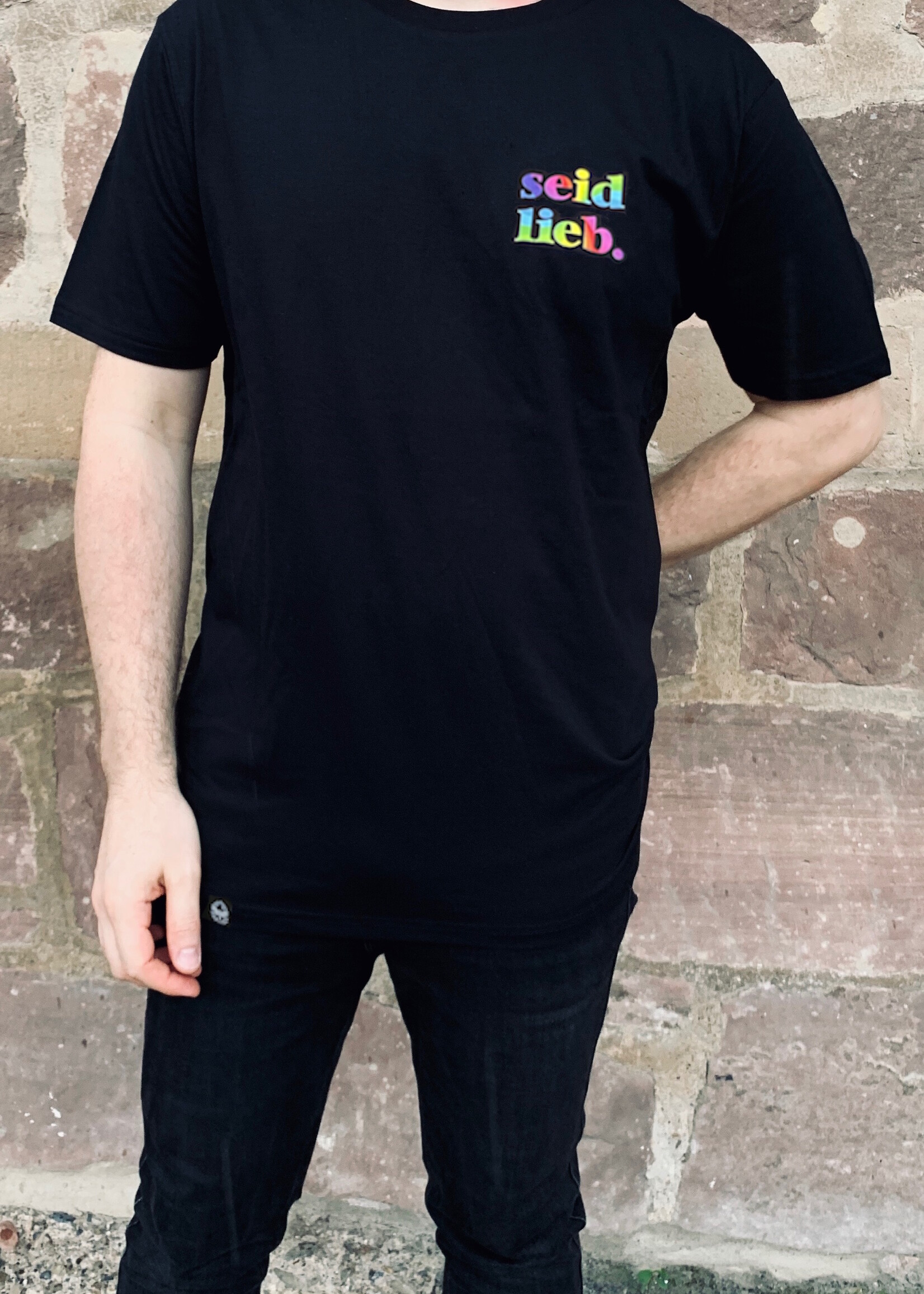 seid lieb. Shirt -gerader Schnitt, schwarz mit regenbogen auf der Brust