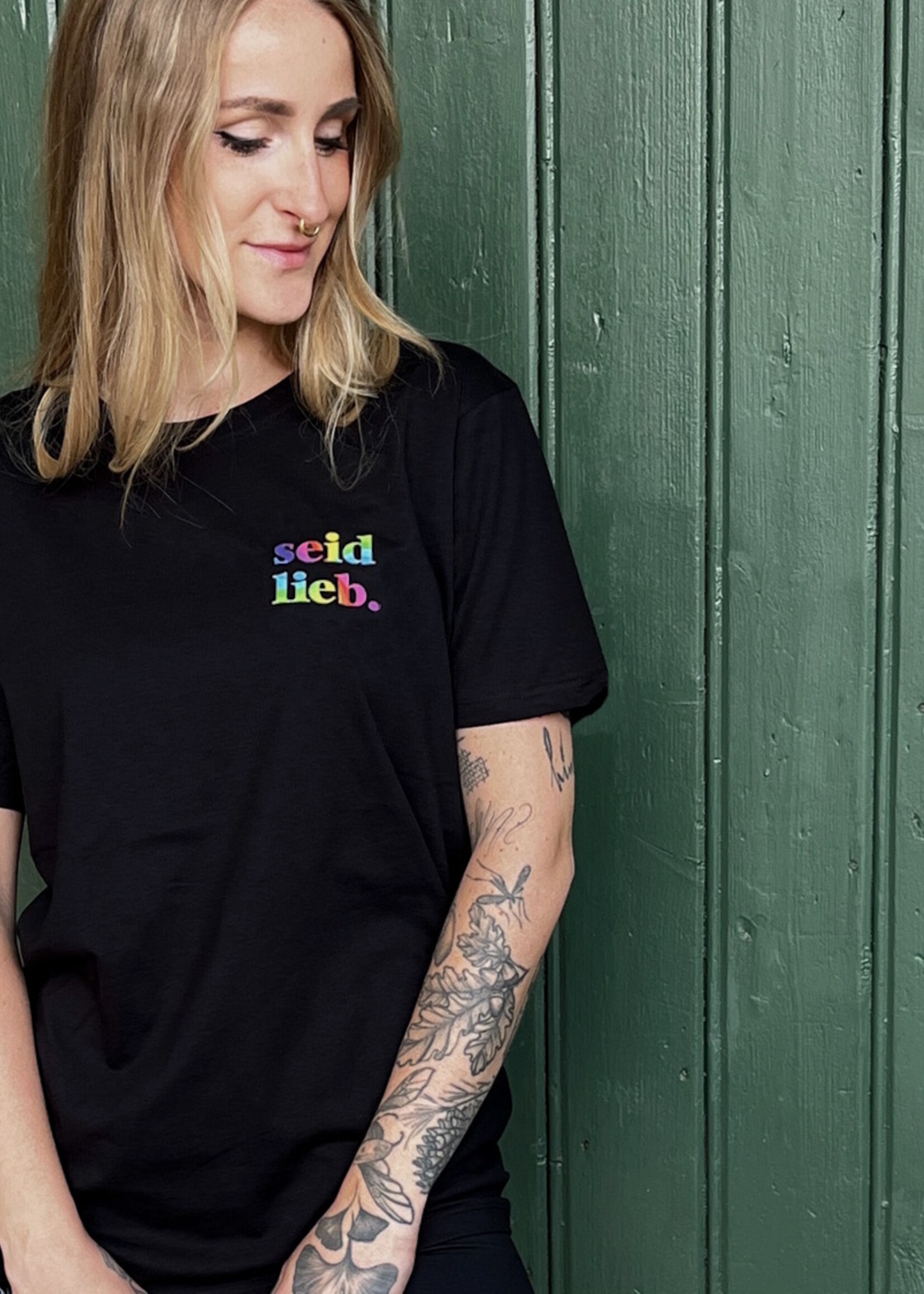 seid lieb. Shirt -gerader Schnitt, schwarz mit regenbogen auf der Brust
