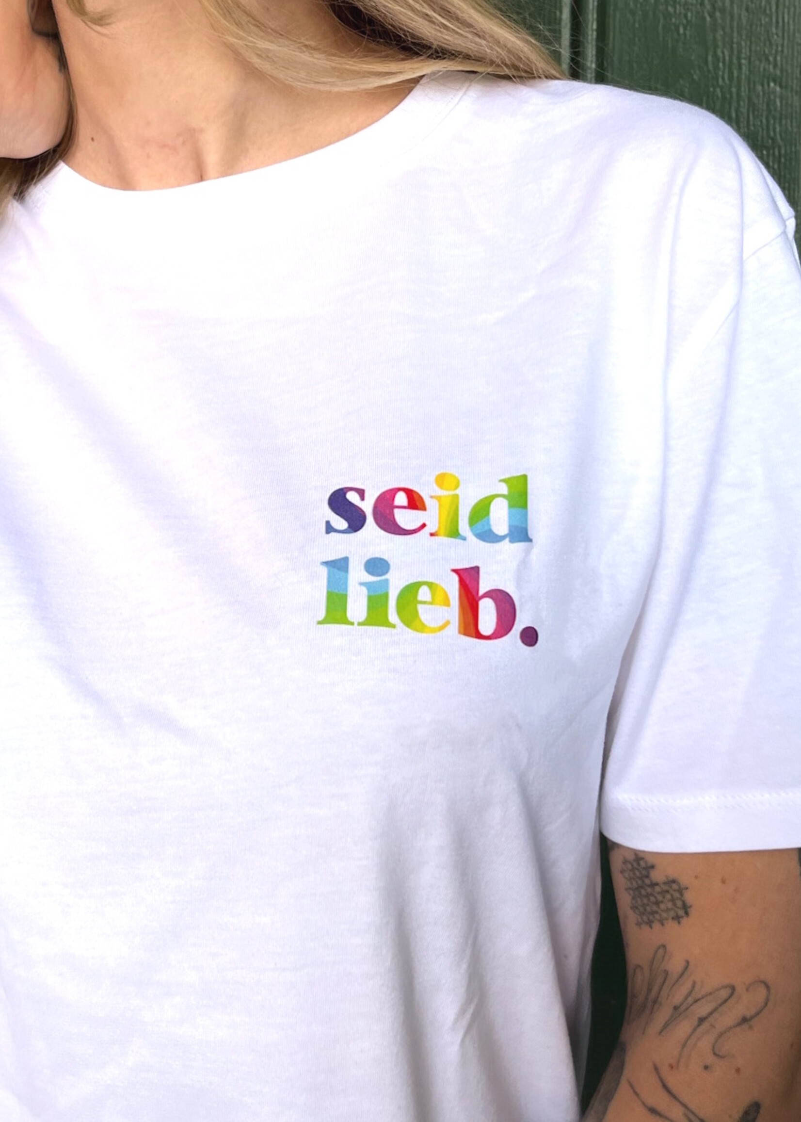 straight cut "seid lieb. " Cooperationshirt -white with black lettering on the front