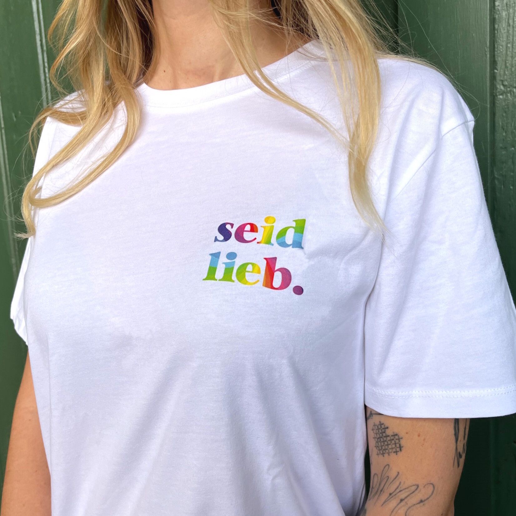 gerade geschnittenes "seid lieb." Shirt- weiß mit regenbogen Brustdruck
