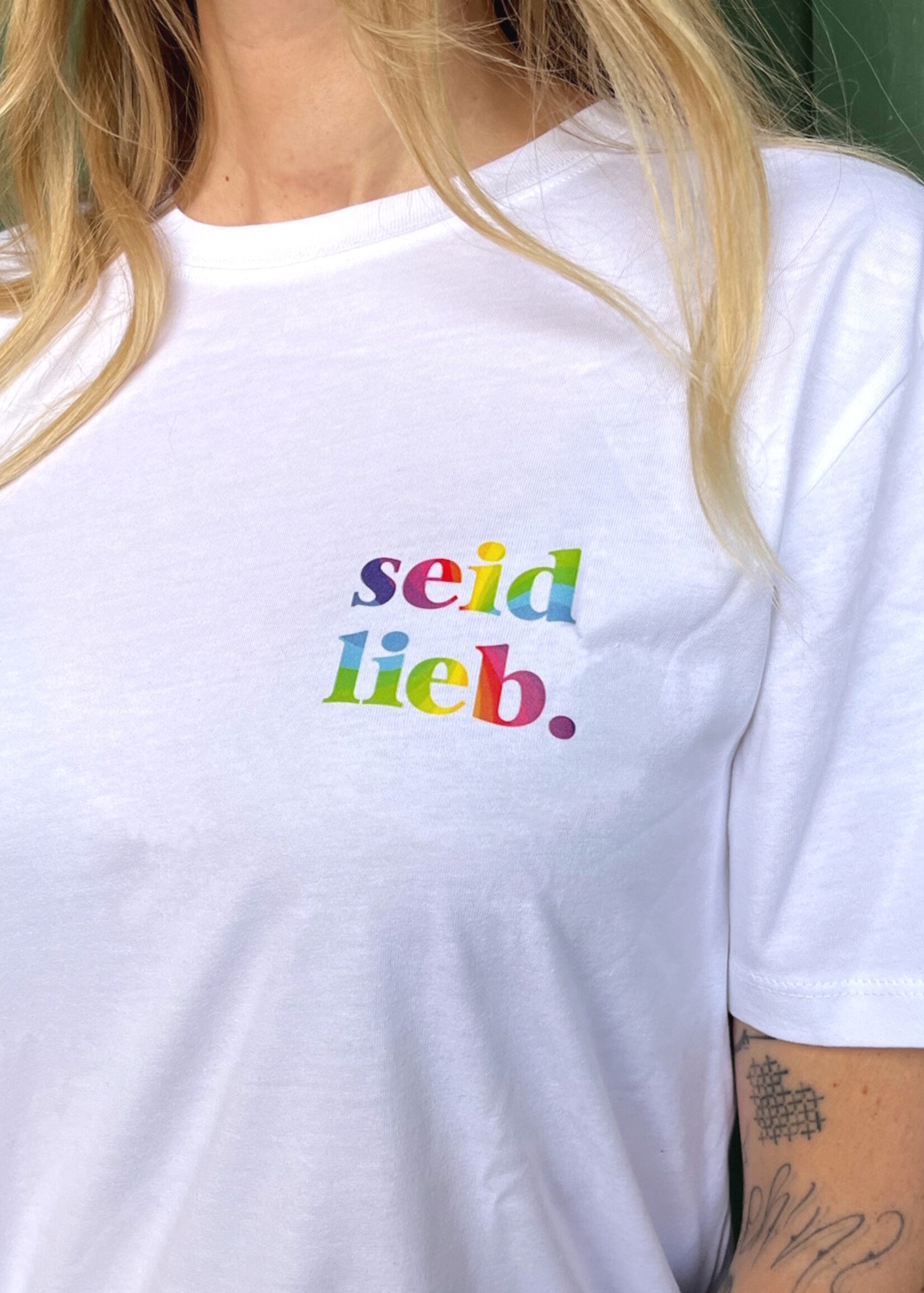 straight cut "seid lieb. " Cooperationshirt -white with black lettering on the front