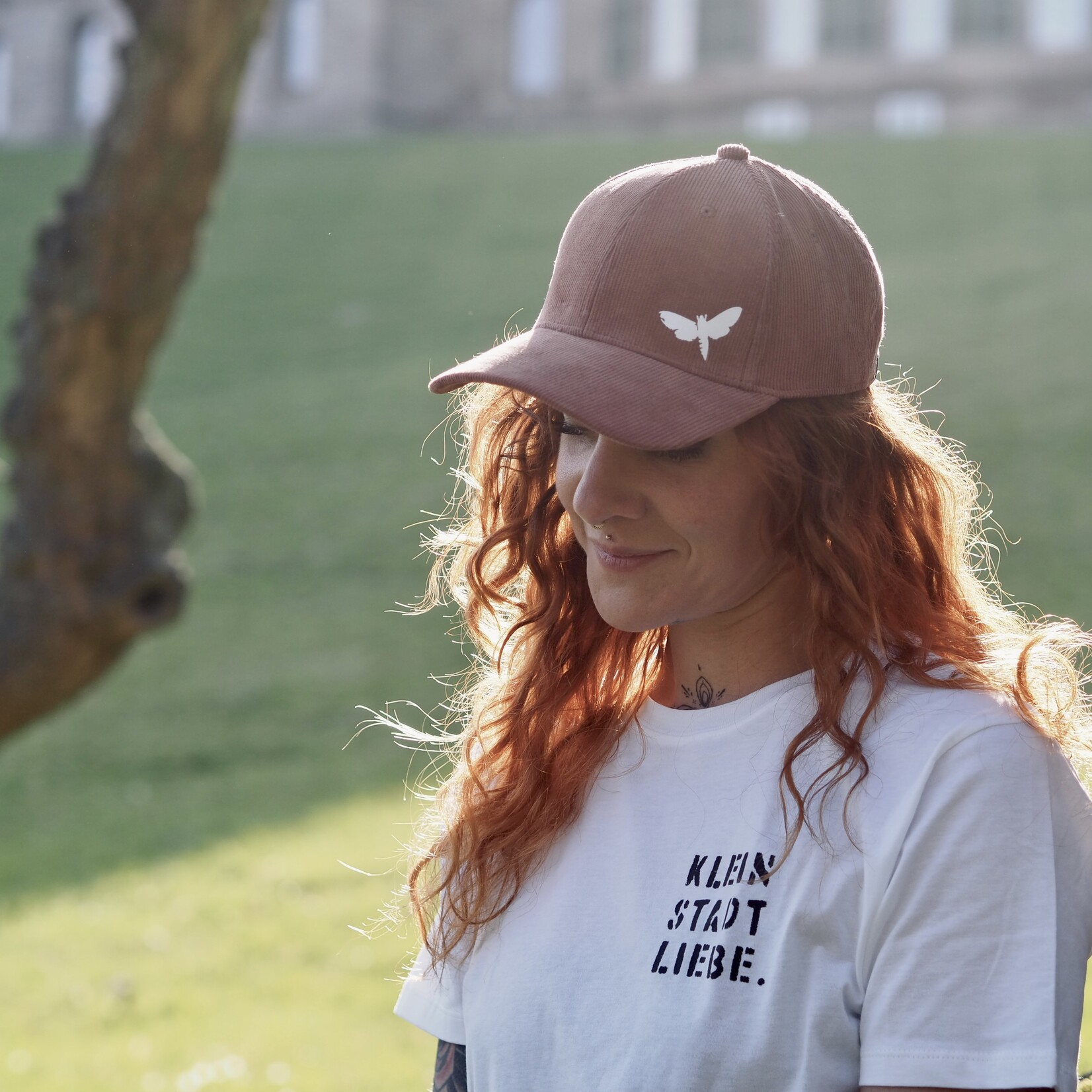 Motte – Organic Cord Cap rost mit Motten print