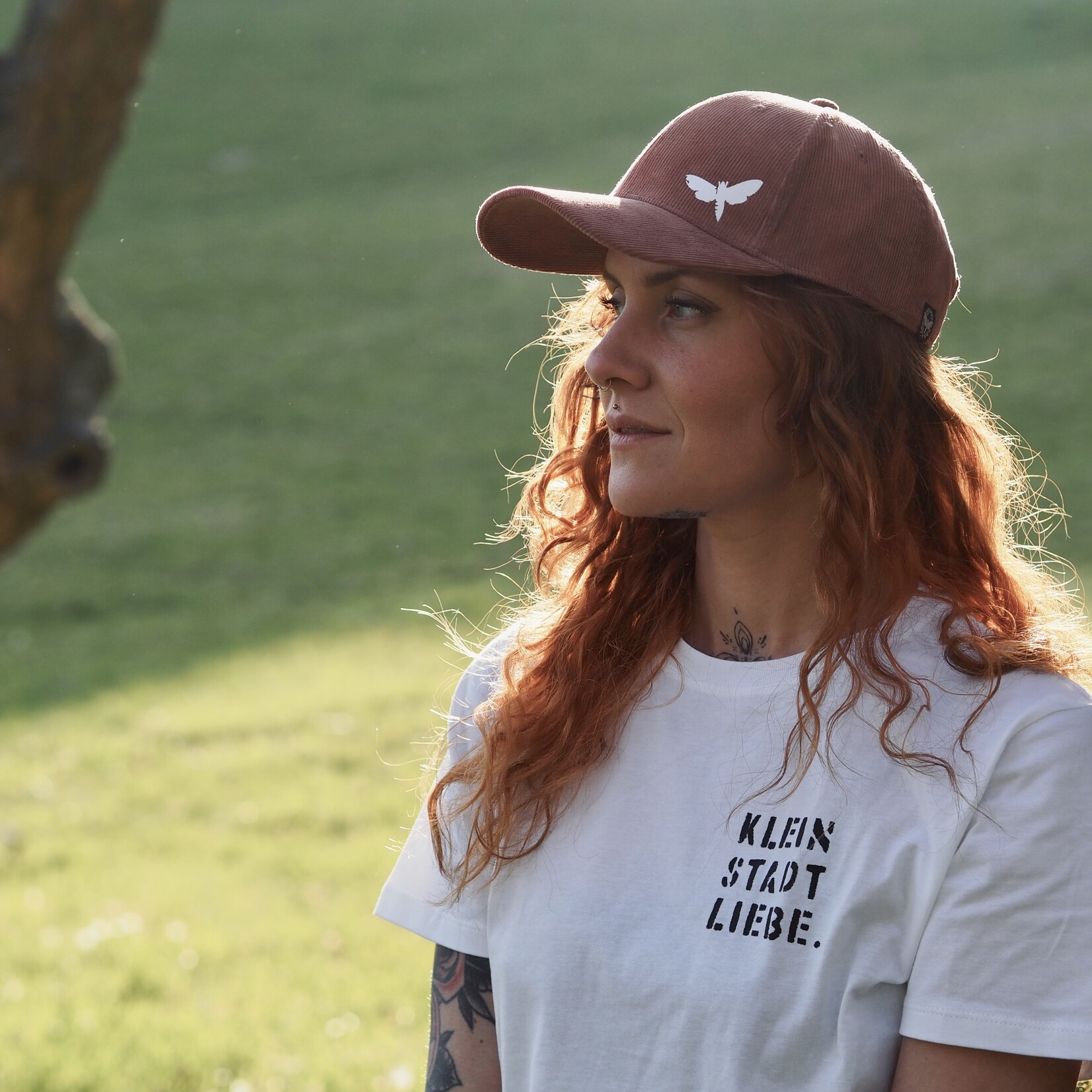 Motte – Organic Cord Cap rost mit Motten print