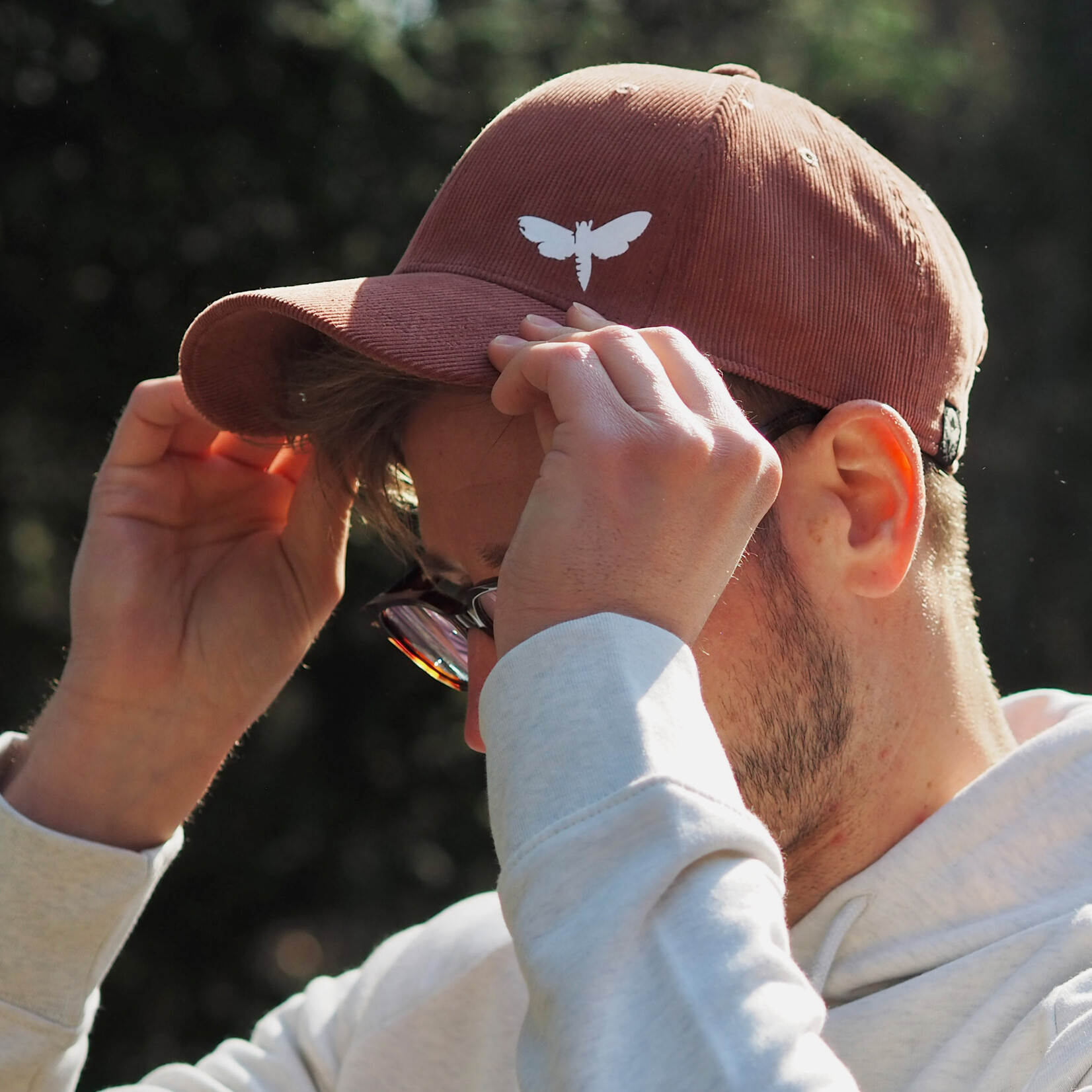 Motte – Organic Cord Cap rost mit Motten print