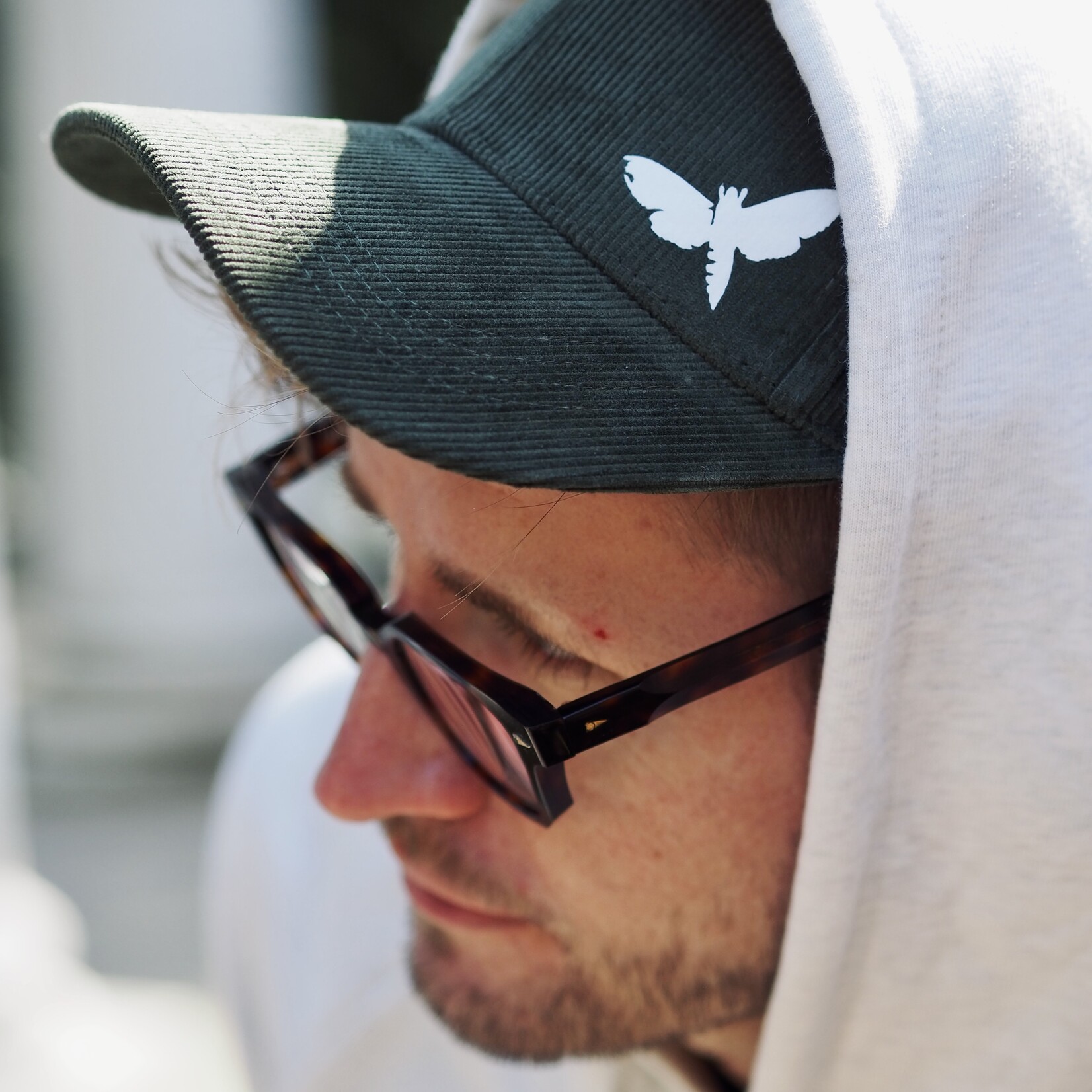 Motte – Organic Cord Cap olive mit Motten Print