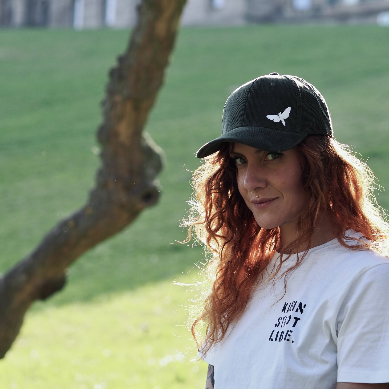 Motte – Organic Cord Cap olive mit Motten Print