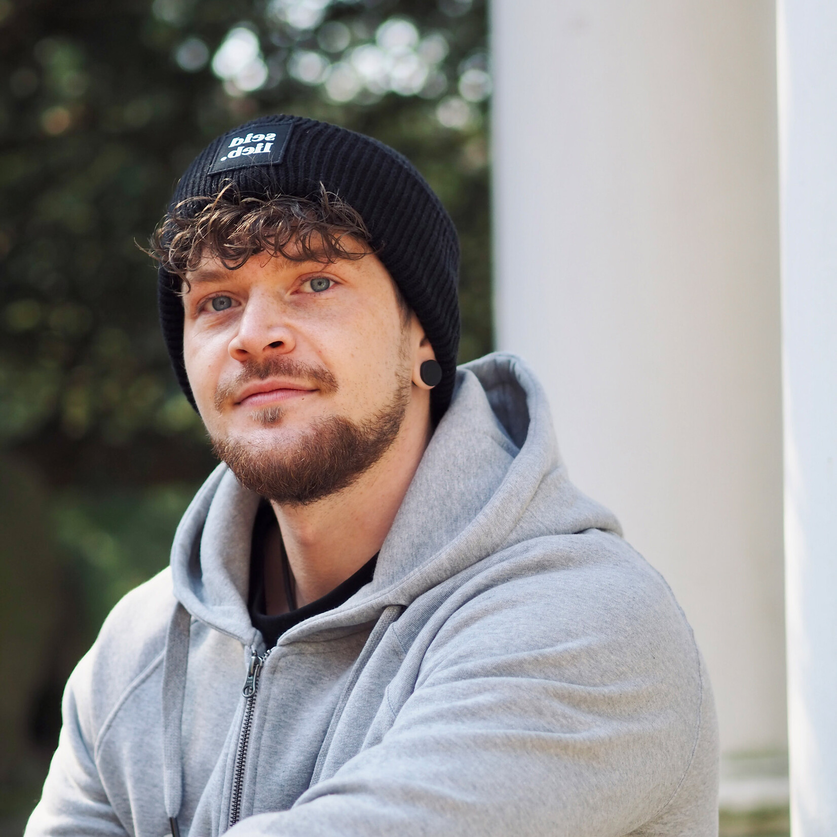 Seid Lieb Recycled Oversize Beanie -schwarz mit ton-in-ton Patch