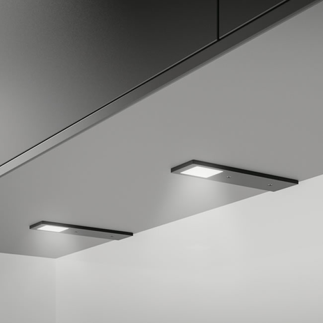Zwarte ladekast met 6 lades en ledverlichting, gehard glazen blad