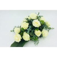 Witte rozen rouwbloemstuk W4