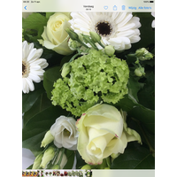 Witte bloemen voor een begrafenis of crematie