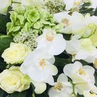 Wit groen rouwbloemstuk met Orchideeën