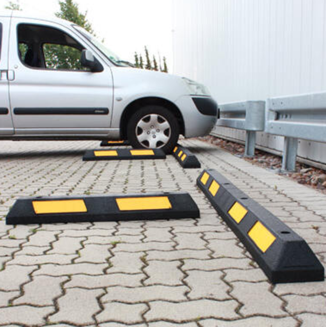 Safe parking stop made of hard rubber with reflector 90 cm Safe parking stop made of hard rubber with reflector 90 cm