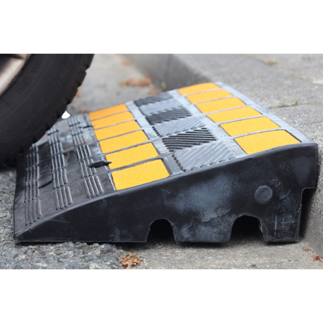 Oprijdrempel von rubber mit reflector 60x36x15 cm