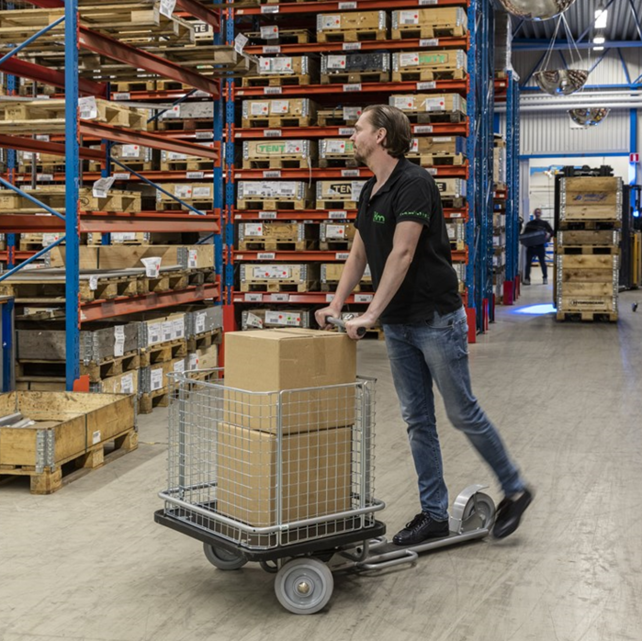 Trotinette avec plateau pour entrepôt et lieu de travail Trotinette avec plateau pour entrepôt et lieu de travail