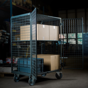 Diebstahlsicherer Rollcontainer mit Schiebebügel 1332 × 821 × 1765 mm, Tragkraft 500 kg