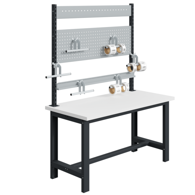 Panneaux perforés montés entre les montants de la superstructure