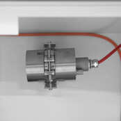 90 min, 1 deur hoge brandwerende lithium-ion accukast,  2020×635×620 mm,  uitgerust met alarm, rookmelder en blusser.