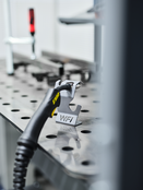 In hoogte verstelbare lastafel 1600x800 of 2000x800 – 12 mm stalen plaat, 28 mm gaten, 400 kg