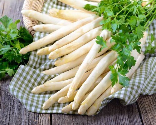 Asperges met plakjes beenham, krieltjes, ei & hollandaisesaus