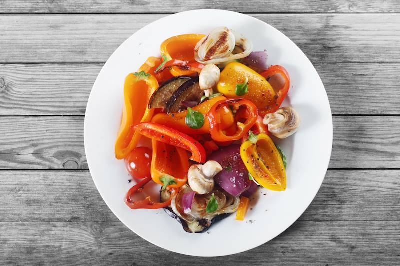 Oosterse noedels met prei, wortel, paprika, ui, paksoi, bosui  en biefstukreepjes in oestersaus