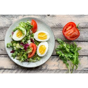 Boomstammetje, aardappeltjes en gemengde sla