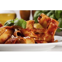 Penne pasta met vlees, groenten en saus