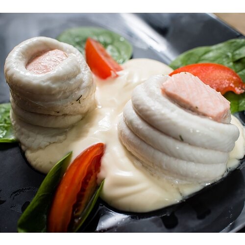 Tongrolletje met zalm, spinazie en aardappel