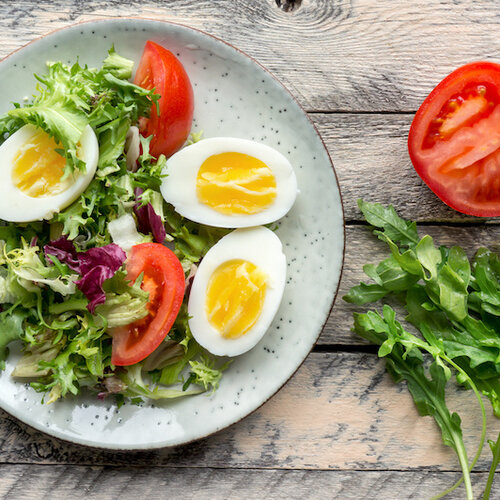 Hamburger met ui, gebakken aardappel en gemengde salade