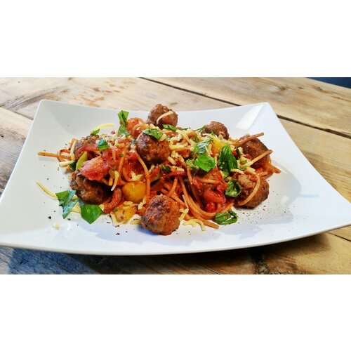 Spaghetti met groente, kip en groene pesto