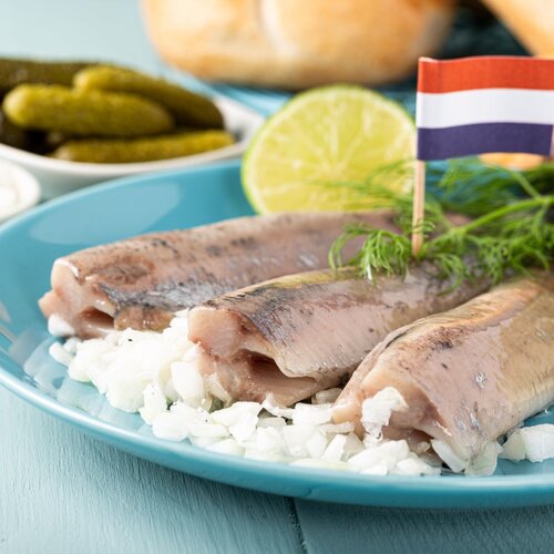 Hollandse nieuwe haring op een wit puntje met apart verpakt uitjes & zuur