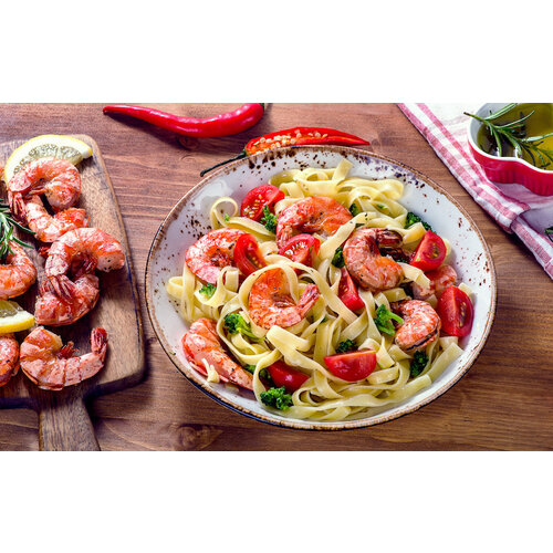 Pasta in tomatenroom met groenten & gamba's