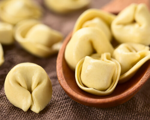 Tortellini in salie-botersaus met bospeentjes en peterselie