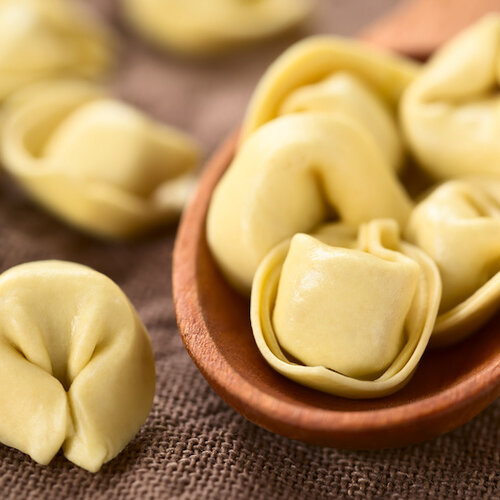 Tortellini in salie-botersaus met bospeentjes en peterselie