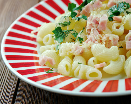 Pasta met kip in romige saus en groene groenten en citroen Pasta met kip in romige saus en groene groenten en citroen