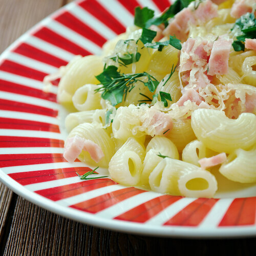 Pasta met kip in romige saus en groene groenten en citroen Pasta met kip in romige saus en groene groenten en citroen