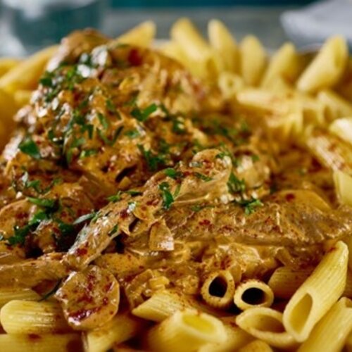 Penne pasta met kip stroganoff & apart een rauwkostsalade