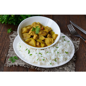 Rundvlees in kokossaus, groenten en rijst