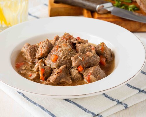 Hertengoulash met aardappelpuree en rode kool