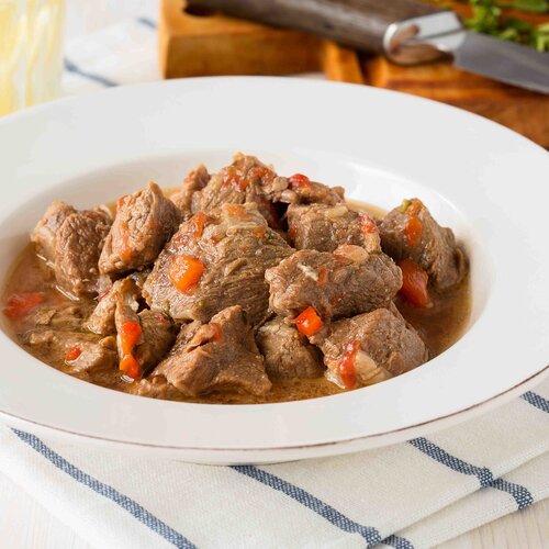 Hertengoulash met aardappelpuree en rode kool