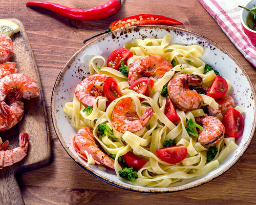 Tagliatelle met groenten, pesto en gamba's