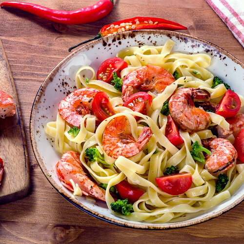 Tagliatelle met groenten, pesto en gamba's