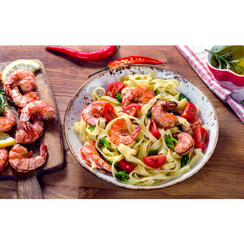 Tagliatelle met groenten, pesto en gamba's