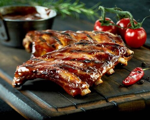 Spare-ribs, gebakken aardappeltjes & slasoorten met dressing