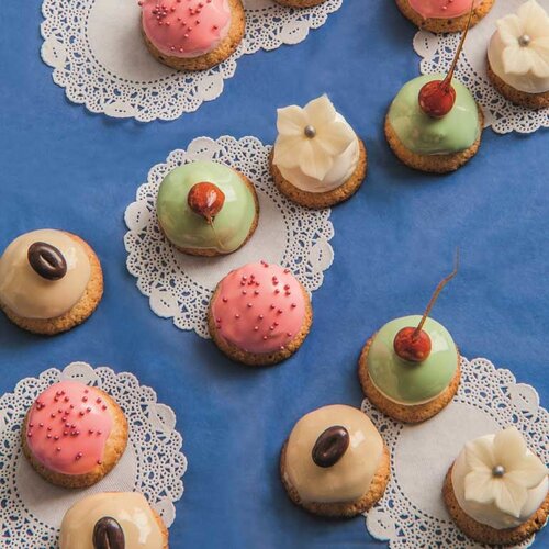 Patisserie: petit fours